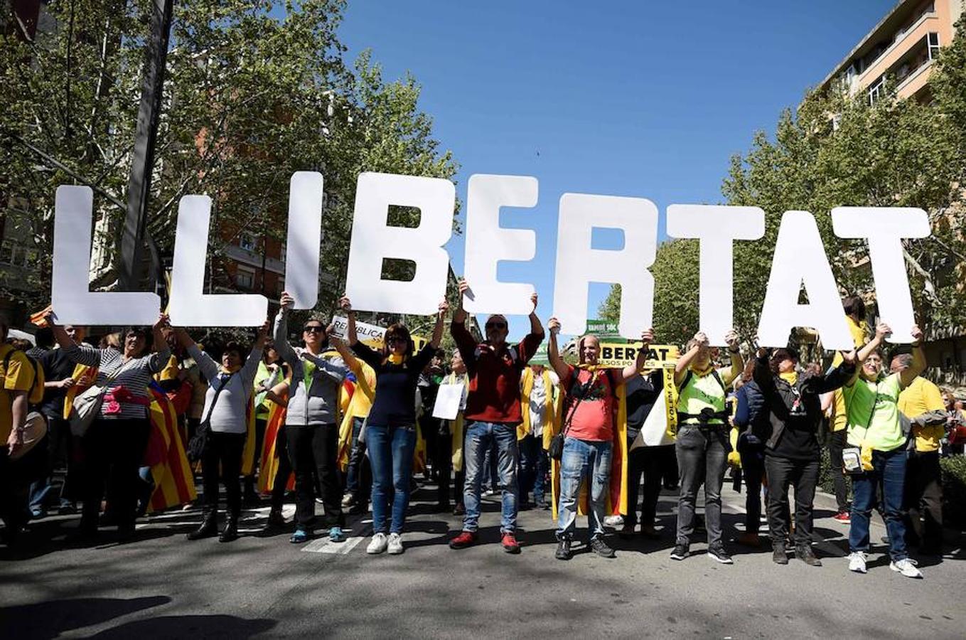 Miles de personas se manifiestan en Barcelona por los presos soberanistas.