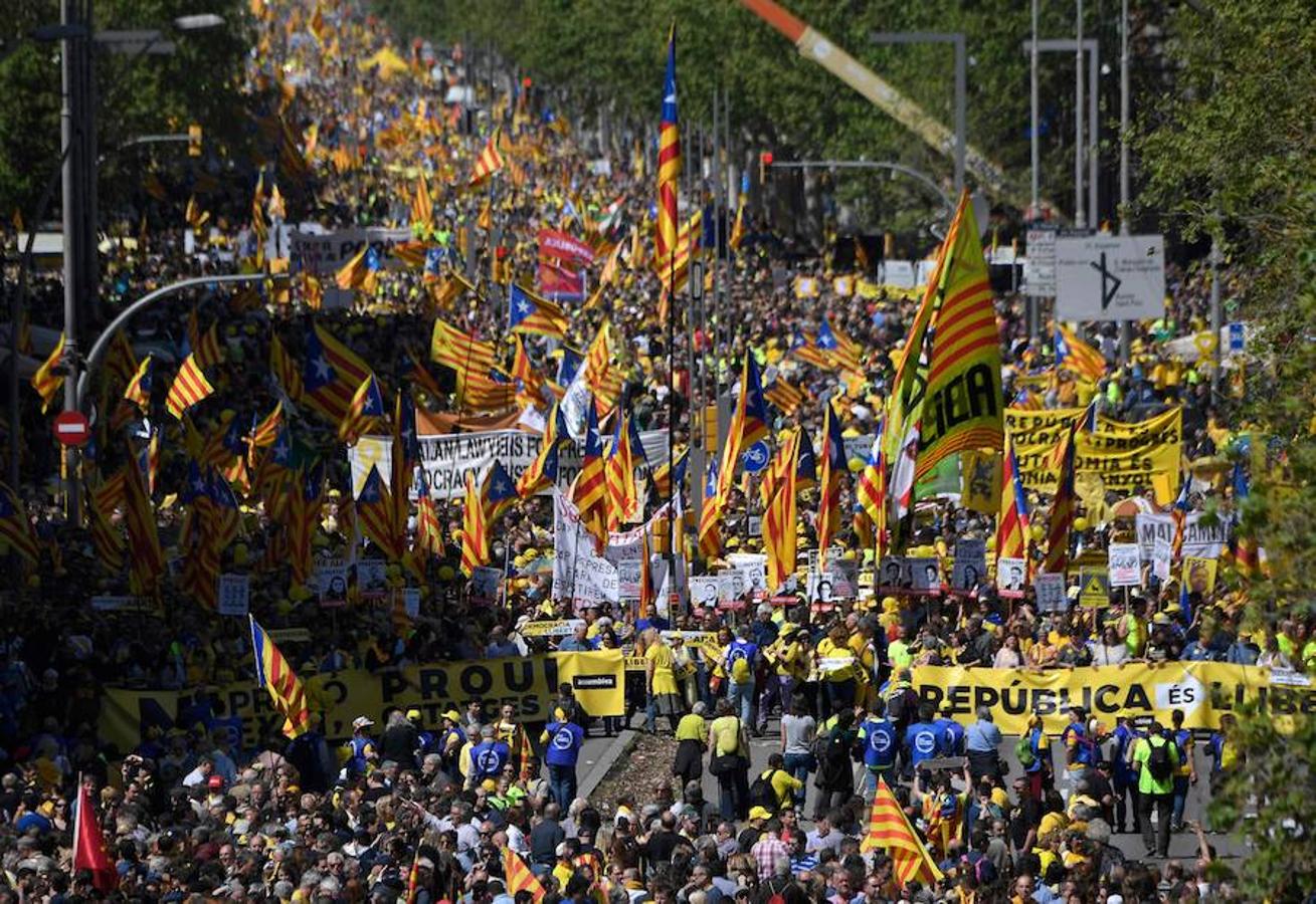 Miles de personas se manifiestan en Barcelona por los presos soberanistas.