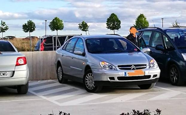 Al cuarto aviso de la megafonía, y ante la amenaza de suspender la competición, este conductor al fin retiró su coche de la plaza de personas con discapacidad ante el polideportivo de Cigales. 