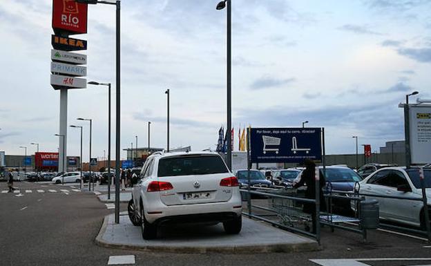 Sobre la acera en Río Shopping. Y sí, había sitio en una zona cercana cuando aparcó. 