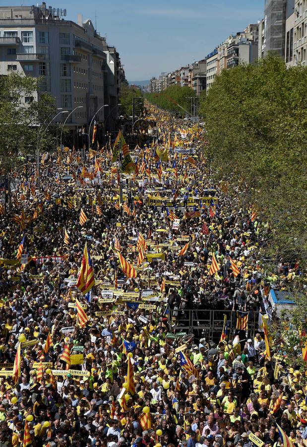 Miles de personas se manifiestan en Barcelona por los presos soberanistas.