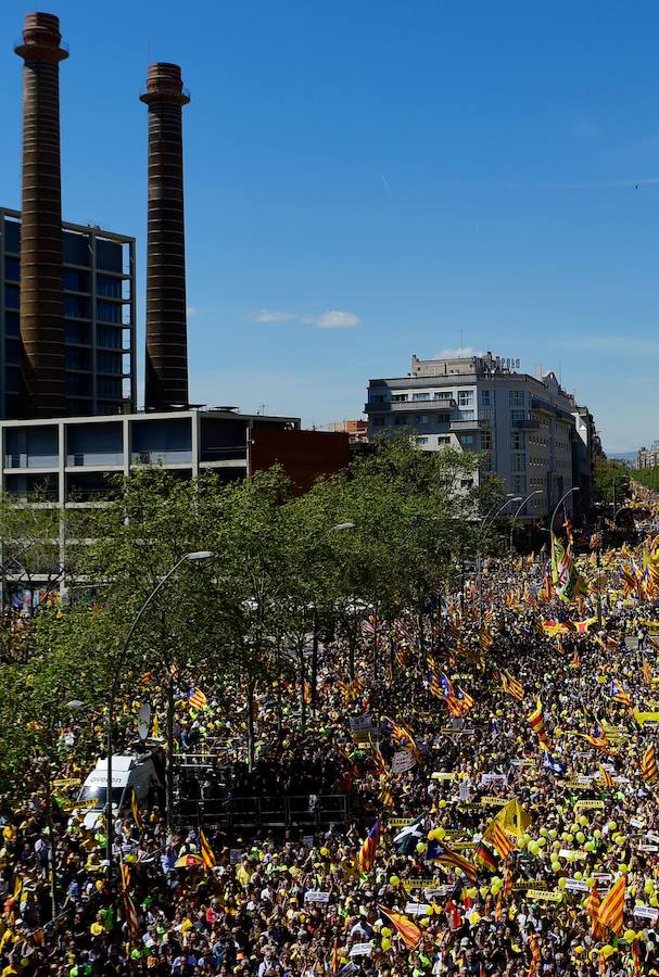 Miles de personas se manifiestan en Barcelona por los presos soberanistas.