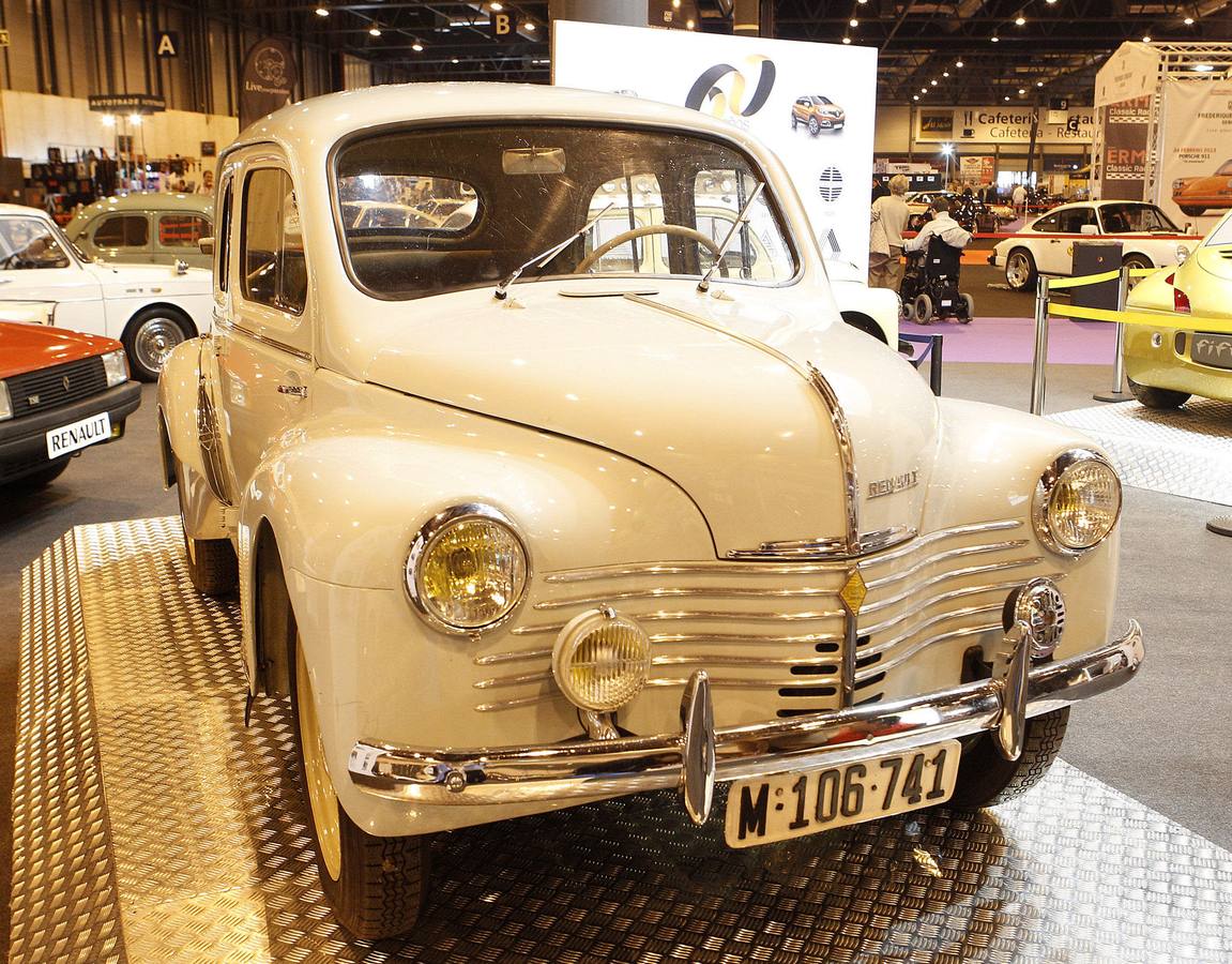 El Renault 4CV fue bautizado popularmente como 'Tres bigotes' .