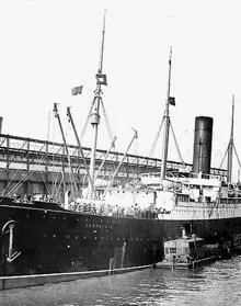 Imagen secundaria 2 - Arriba. Los rescatados y supervivientes por el 'Carpathia'. Medio. Arthur Rostron recibe un trofeo de Molly Brown, superviviente del 'Titanic'. Abajo El 'Carpathia' reposa en el muelle 54 del puerto de Nueva York el 19 de abril de 1912. Un día después de atracar con los 706 supervivientes del malogrado 'Titanic' a bordo. 