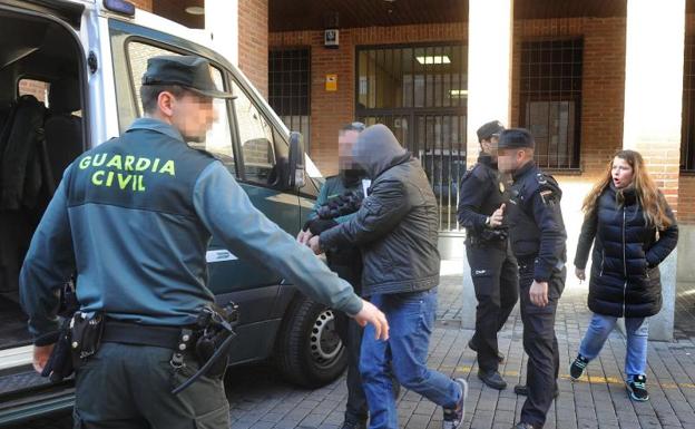 El acusado del crimen del joven J. M. entra en los Juzgados el pasado 26 de enero. 