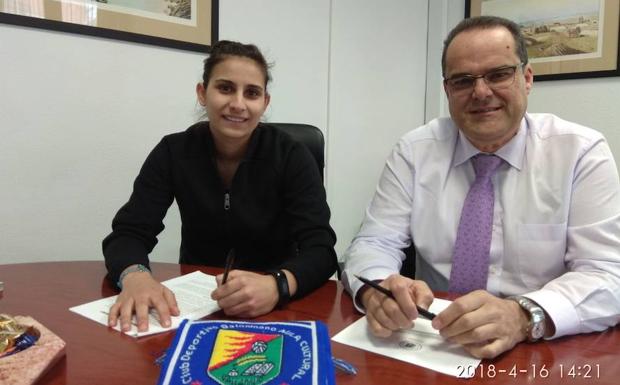 Lulu Guerra y Cayetano Cifuentes, presidente del club, en la firma del nuevo compromiso. 