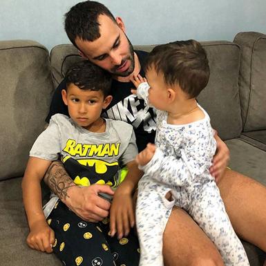 Jesé, con dos de sus hijos. 