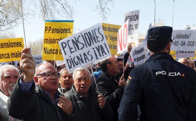 Varios miles de pensionistas se manifestaron de nuevo ayer por el centro de Madrid.