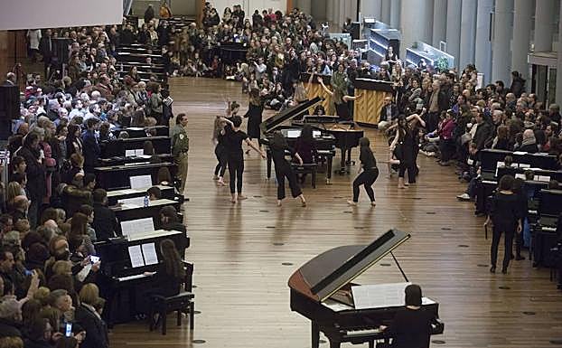 Profesores y alumnos del Conservatorio tocaron cincuenta pianos en el foyer del Centro Miguel Delibes en febrero. 