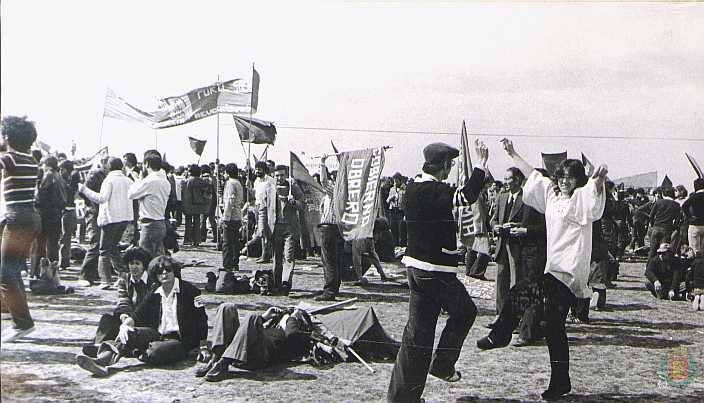 1978. Un grupo de personas con banderas celebran la fiesta comunera.