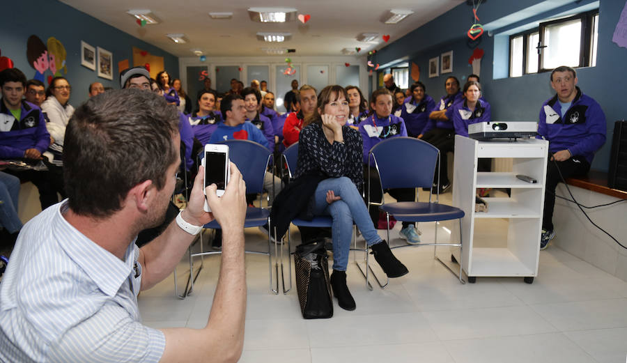 Fotos: Visita de la actriz Athenea Mata a la fundación San Cebrian