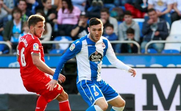 Carriço (i) y Lucas Pérez, durante el partido de Riazor. 