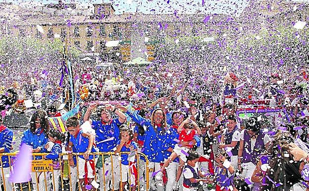Las peñas celebran el comienzo de las fiestas de San Antolín el pasado año. 