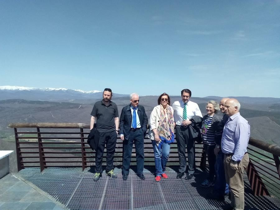 El consejero de Medio Ambiente, con la presidenta de la Diputación y el delegado de la Junta, en el centro, en el mirador de Valcabado. 