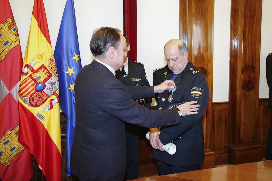 El Cuerpo Nacional de Policía fue merecedor de un nuevo reconocimiento con la entrega de la Orden del Mérito Civil a dos de sus miembros: Aníbal Moro Alonso y Fernando Martín Moro.