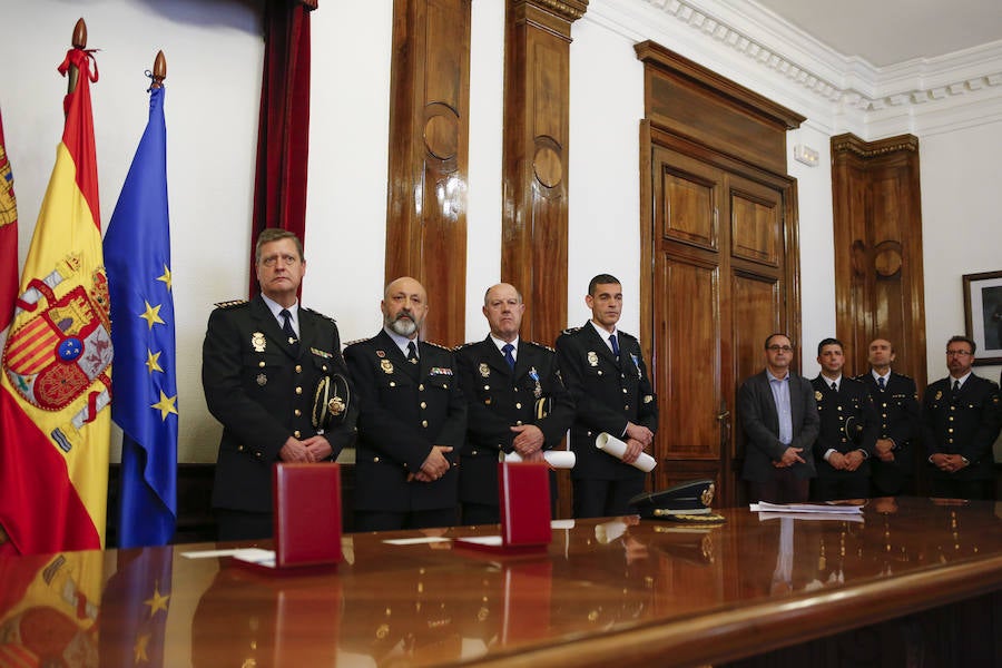El Cuerpo Nacional de Policía fue merecedor de un nuevo reconocimiento con la entrega de la Orden del Mérito Civil a dos de sus miembros: Aníbal Moro Alonso y Fernando Martín Moro.