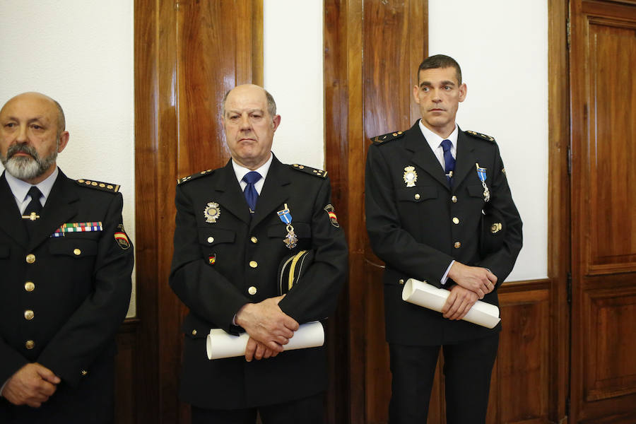 El Cuerpo Nacional de Policía fue merecedor de un nuevo reconocimiento con la entrega de la Orden del Mérito Civil a dos de sus miembros: Aníbal Moro Alonso y Fernando Martín Moro.