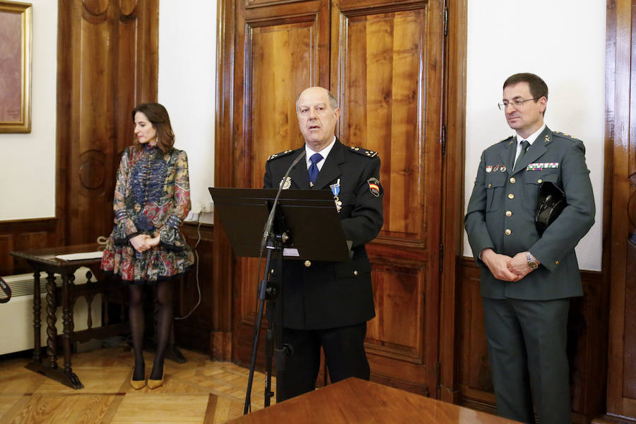 El Cuerpo Nacional de Policía fue merecedor de un nuevo reconocimiento con la entrega de la Orden del Mérito Civil a dos de sus miembros: Aníbal Moro Alonso y Fernando Martín Moro.