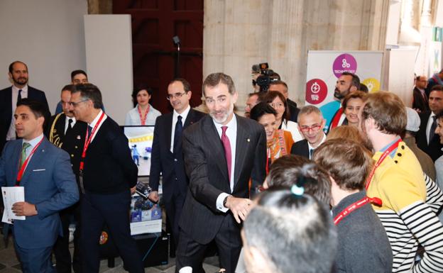 El Rey saludo a varios jóvenes durante su visita al Startup Olé en el palacio de Fonseca.