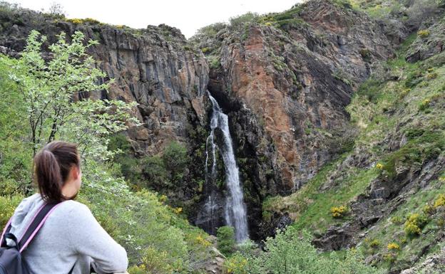 Una turista admira la cascada de Mazobre.