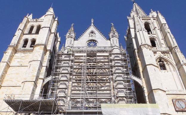 Galería. Imagen de la Catedral con el nuevo andamiaje que cubre el rosetón.