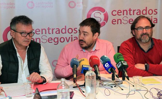 Por la izquierda, José Luis Santos, Juan Ángel Ruiz y Cosme Aranguren, representantes UPyD-Centrados en Segovia. 