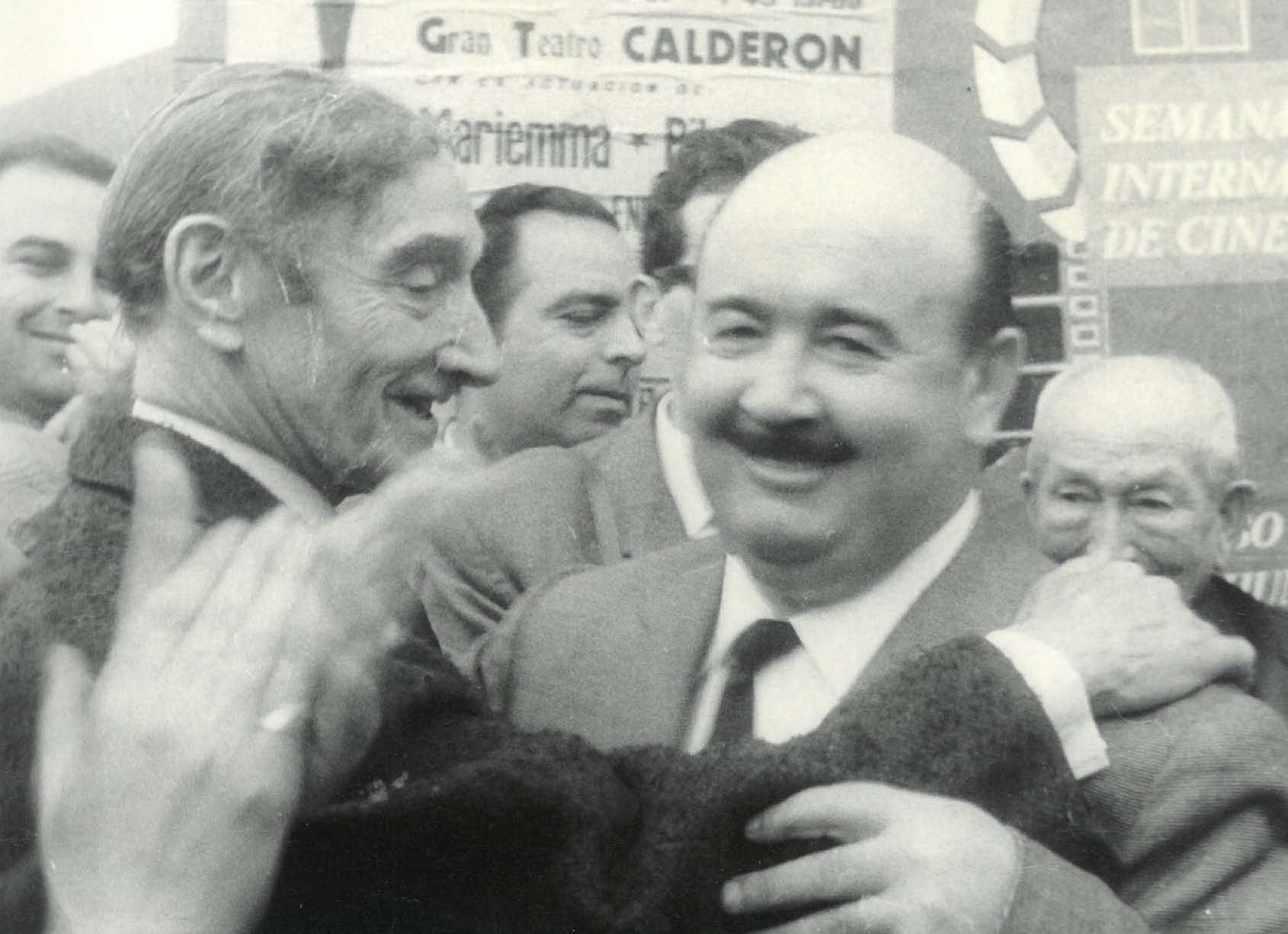 Vicente Escudero, con el alcalde Santiago López González, en el homenaje que se le hizo en marzo de 1965.