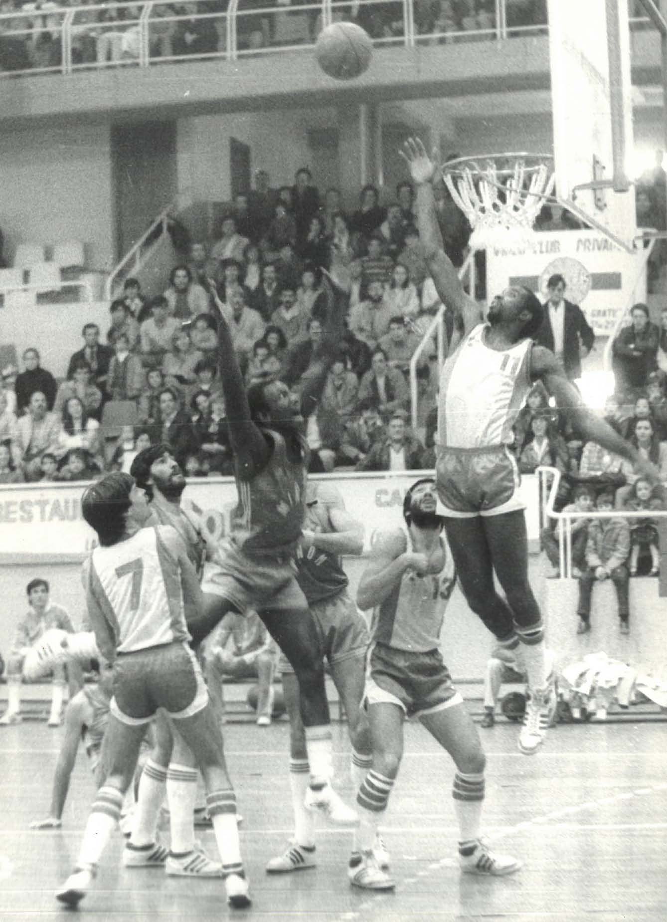 Partido de baloncesto en el Polideportivo Pisuerga a principios de los 80.