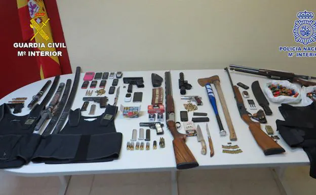 Imagen de las armas incautadas a la banda por las fuerzas de seguridad.