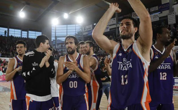 La plantilla del Chocolates Trapa celebra ante su público la victoria ante el Río Ourense Termal en el pabellón municipal de Deportes de Palencia.