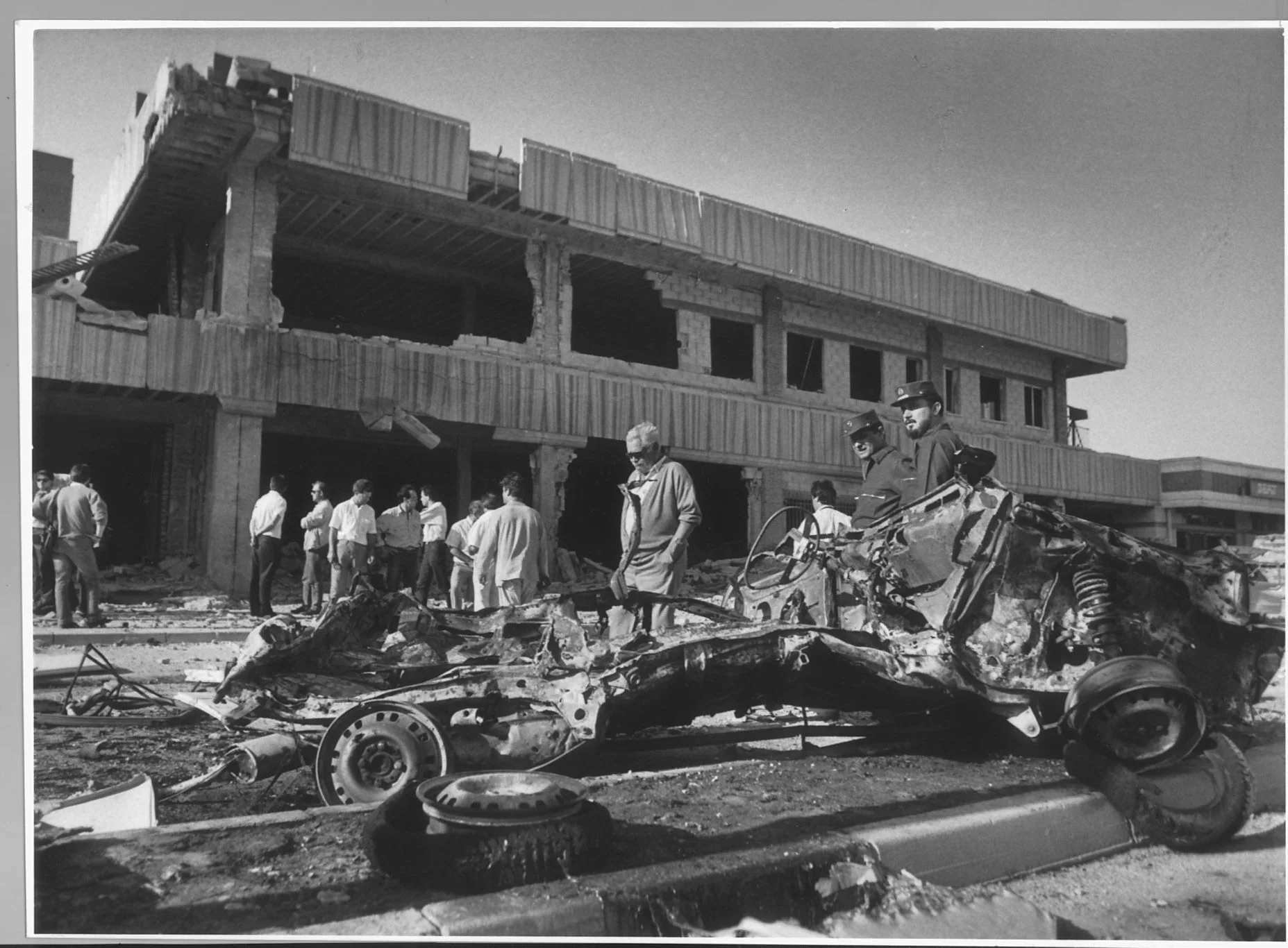 17 de agosto de 1990. Un coche bomba cargado con sesenta kilos de amonal destroza la Comisaría de Policía de Burgos. Hubo medio centenar de heridos leves.