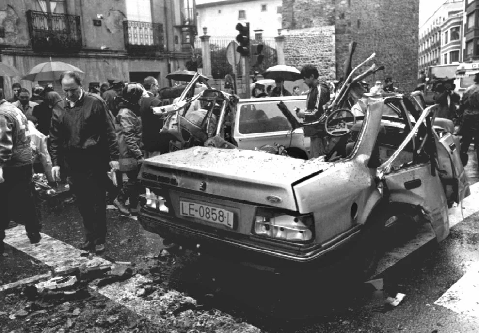 22 de diciembre de 1995. ETA asesina en León al comandante de Artillería Luciano Cortizo Alonso, de 44 años, con una bomba lapa colocada en su vehículo. Cortizo iba acompañado por su hija Beatriz, de 18 años, que resultó gravemente herida.