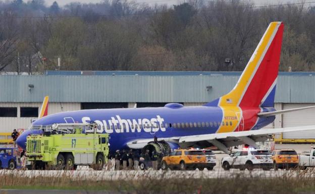 Imagen principal - En la imagen superior, el avión que sufrió el accidente. A la izquierda, el motor que estalló en pleno vuelo. A la derecha, Tammie Jo Shults en la cabina del avión.