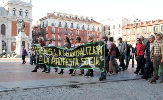 Dos de los tres acusados absueltos portaron ayer la pancarta, la misma que llevaban aquel 2 de febrero de 2014, durante una manifestación contra la represión policial. 