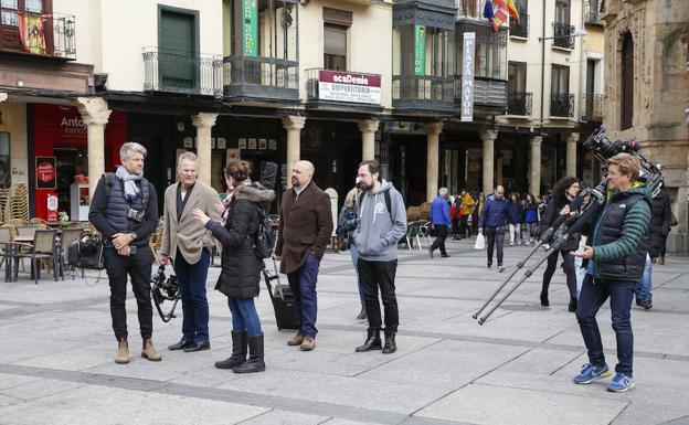 El equipo de grabación de un documental pasea por la plaza del Corrillo. 