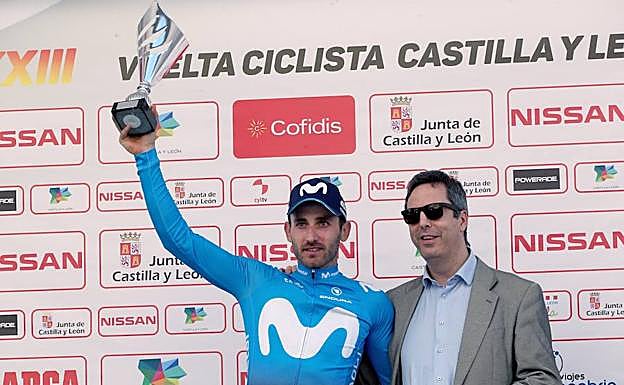 Carlos Barbero con el trofeo de ganador de la etapa.