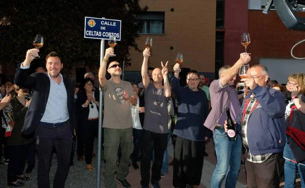 El alcalde y los miembros de Celtas Cortos brindan con el público tras inaugurar su calle en Las Delicias.