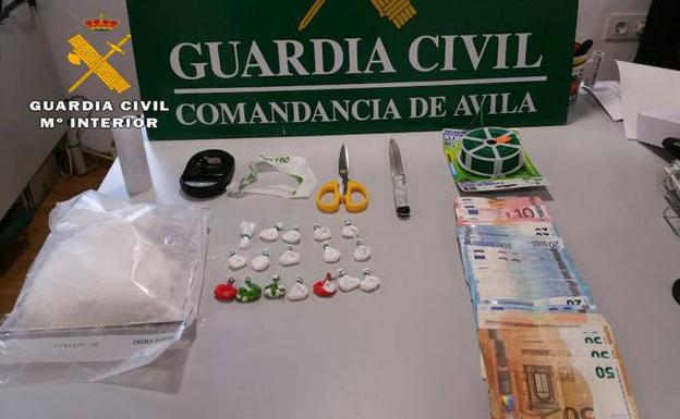 Tres detenidos por incitar al odio y tráfico de drogas en Las Navas del Marqués (Ávila)