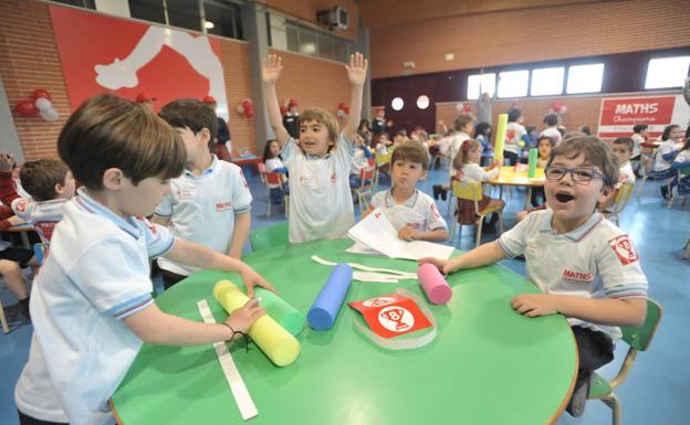 Uno de los equipos resuelve uno de los ejercicios planteados en la 'Champions Maths' del colegio Pinoalbar.