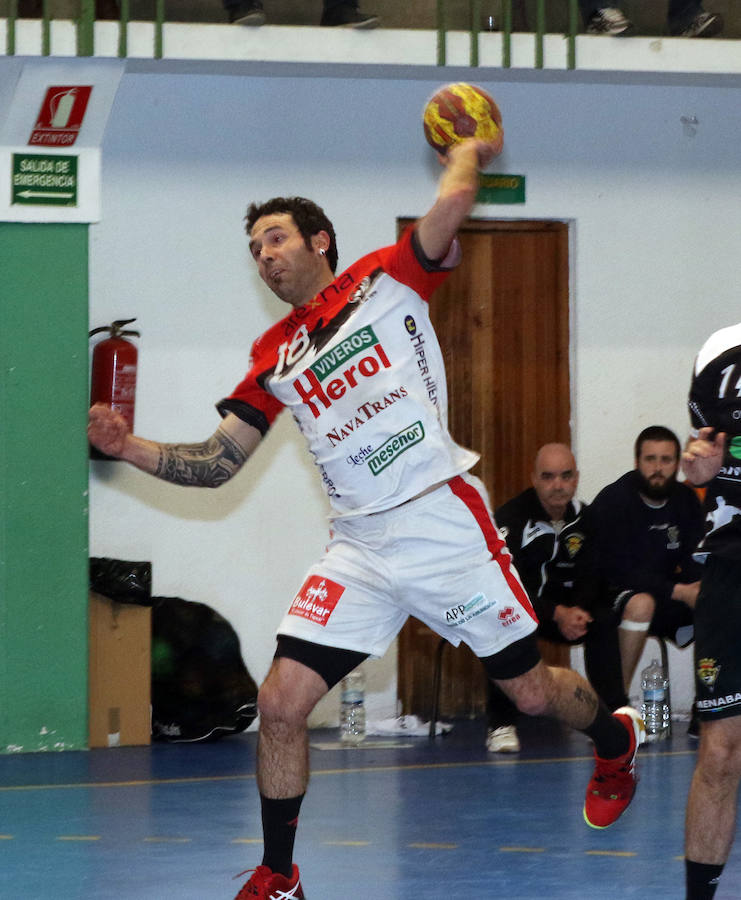 Fotos: Victoria del Balonmano Nava ante el Amenábar 29-23