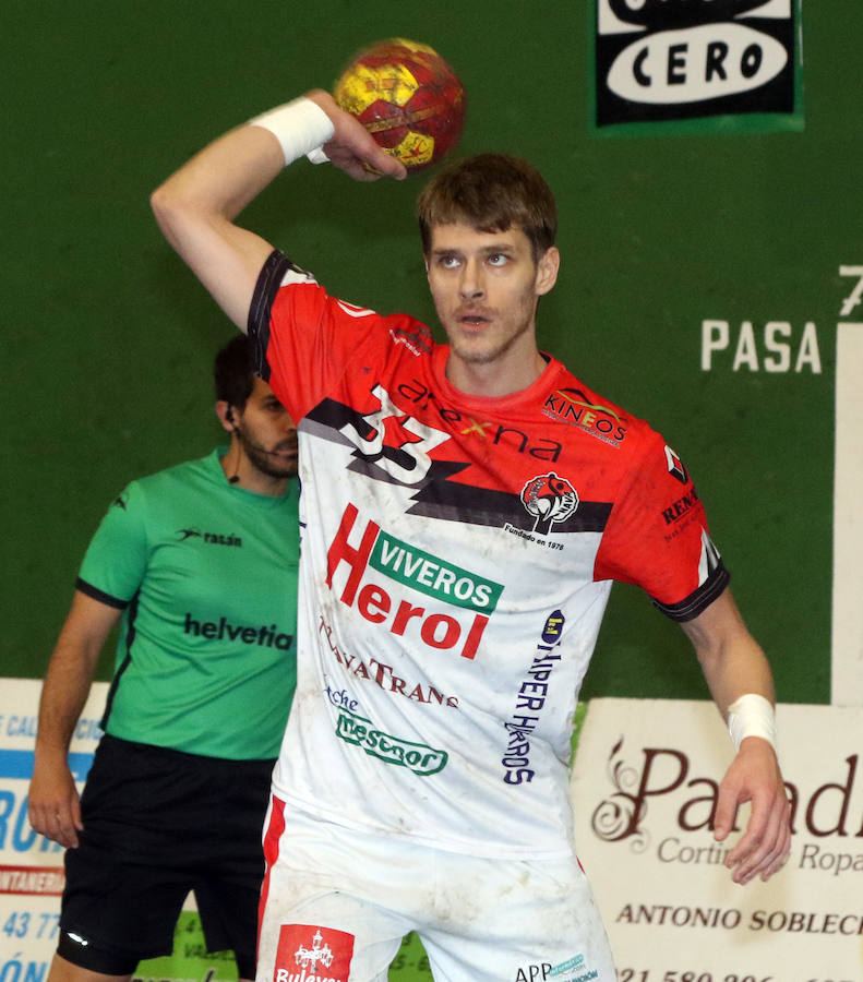 Fotos: Victoria del Balonmano Nava ante el Amenábar 29-23