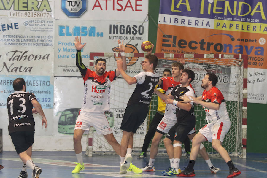 Fotos: Victoria del Balonmano Nava ante el Amenábar 29-23