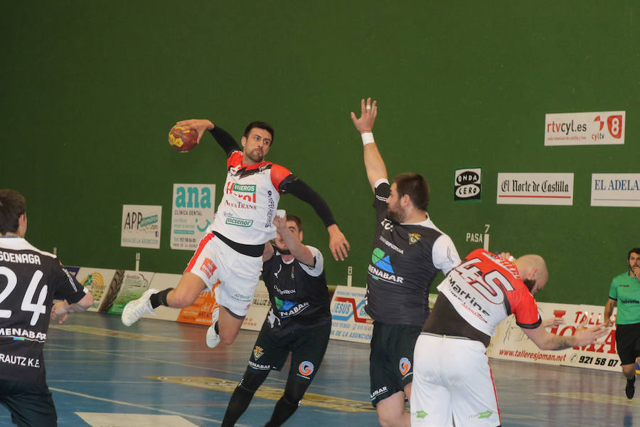 Fotos: Victoria del Balonmano Nava ante el Amenábar 29-23