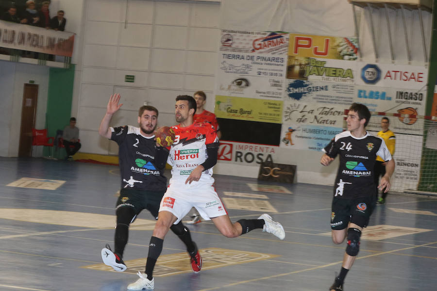 Fotos: Victoria del Balonmano Nava ante el Amenábar 29-23