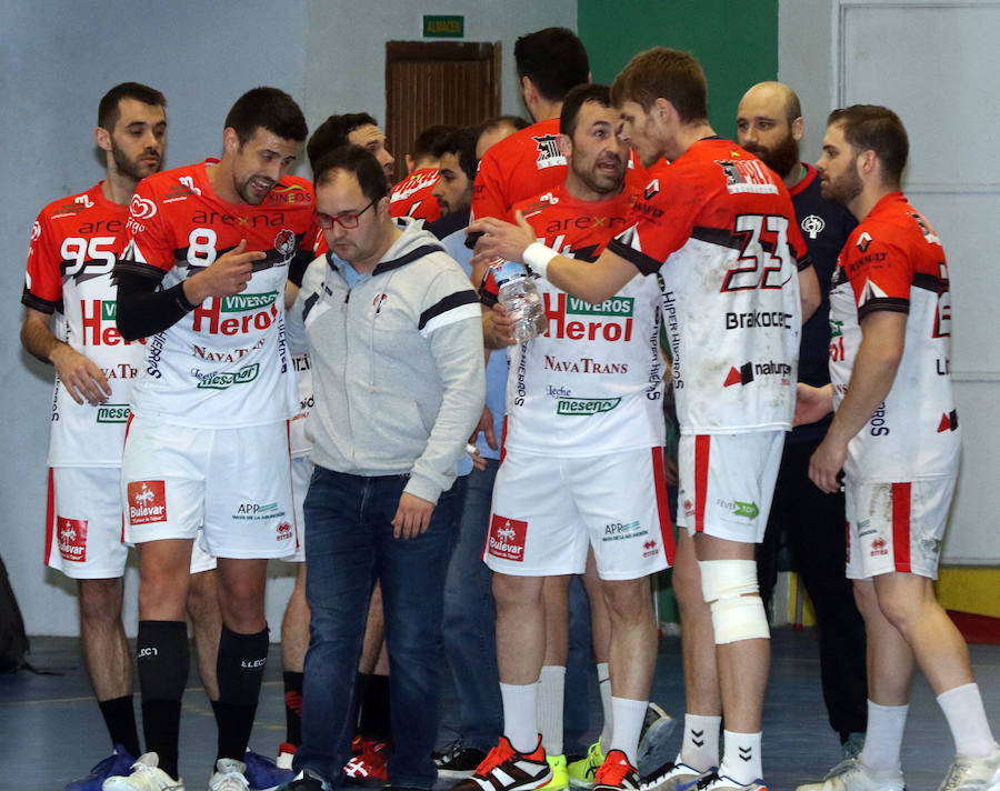 Fotos: Victoria del Balonmano Nava ante el Amenábar 29-23