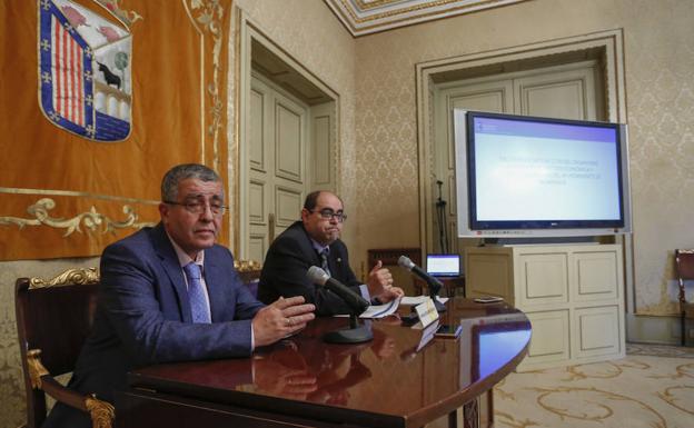 El gerente Valentín Pérez y el edil Fernando Rodríguez detallaron los resultados de la encuesta. 