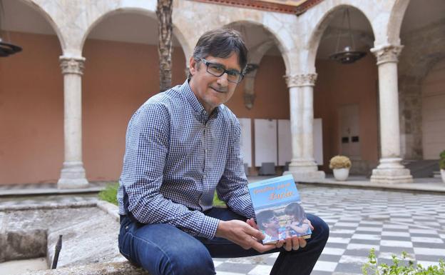 El autor, Moisés González Muñoz, posa con el libro. 