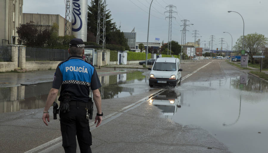 Las intervenciones del cuerpo de bomberos de Valladolid se han visto incrementadas de forma repentina en la tarde de este domingo a causa de la tormenta. 