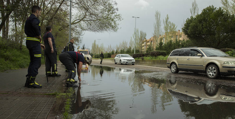 Las intervenciones del cuerpo de bomberos de Valladolid se han visto incrementadas de forma repentina en la tarde de este domingo a causa de la tormenta. 