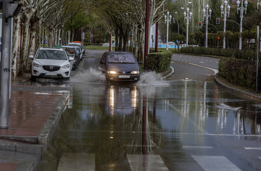 Las intervenciones del cuerpo de bomberos de Valladolid se han visto incrementadas de forma repentina en la tarde de este domingo a causa de la tormenta. 